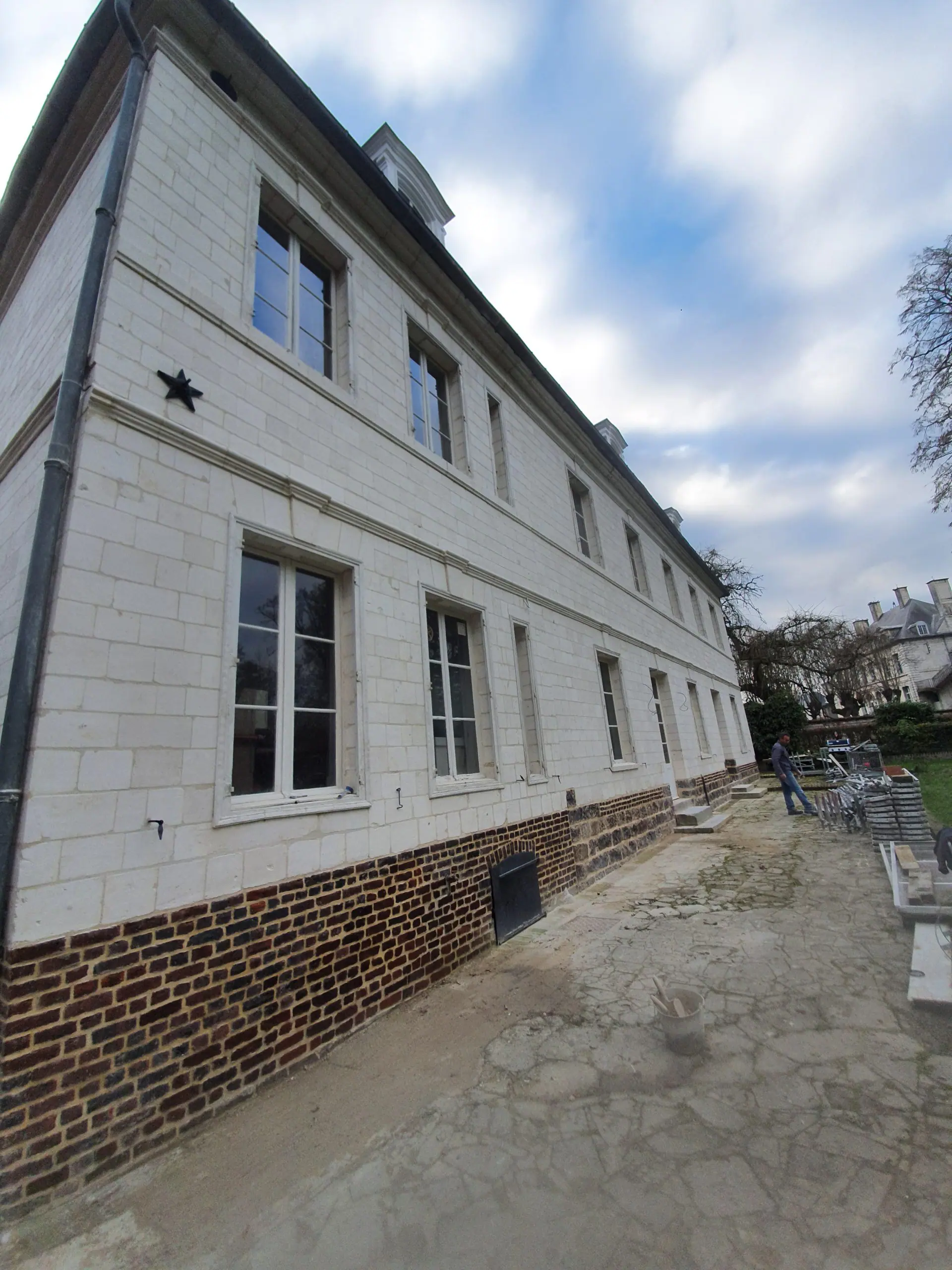 façade de maison en pierre blanche en cours de restauration wailly france